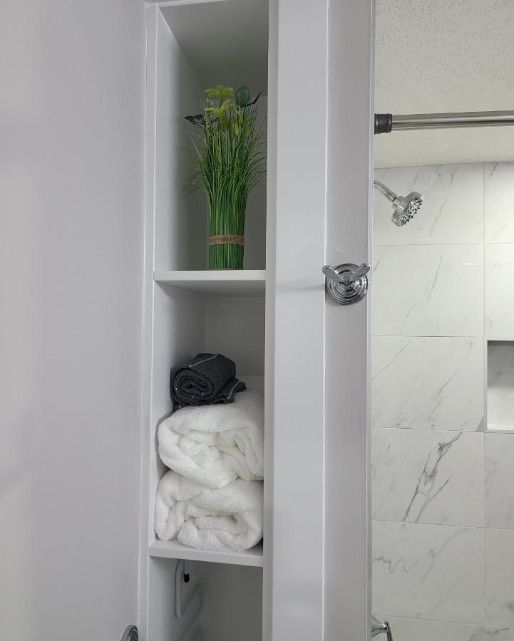 Luxury Suite In Calgary Nw Luaran gambar