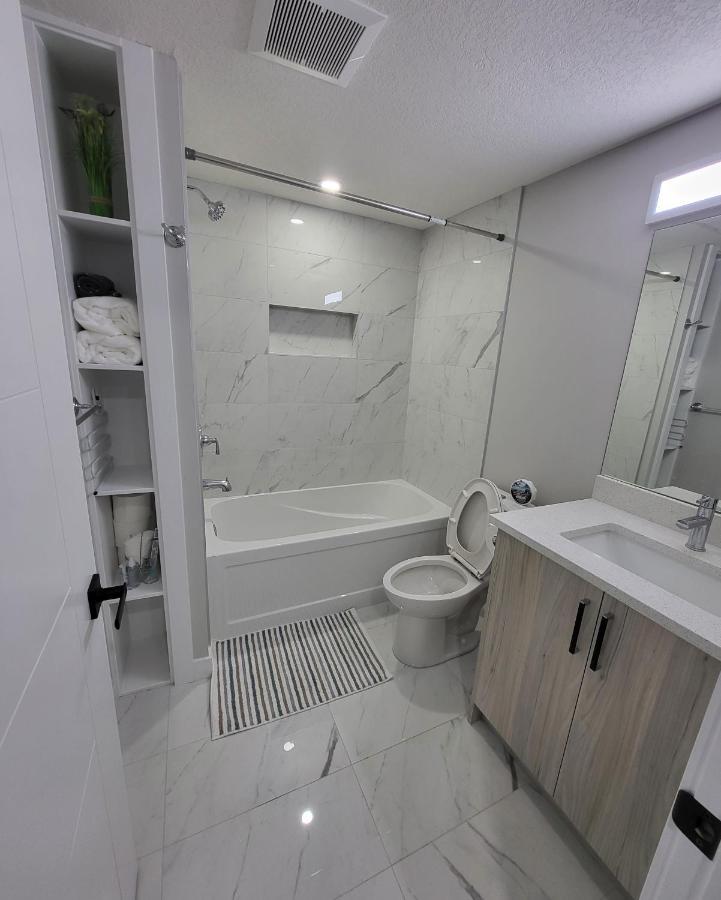Luxury Suite In Calgary Nw Luaran gambar